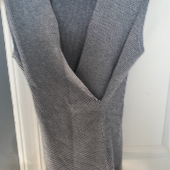 Haute Monde v neck grey ribbed sleeveless top stretchy material sz large - Picture 3 of 5